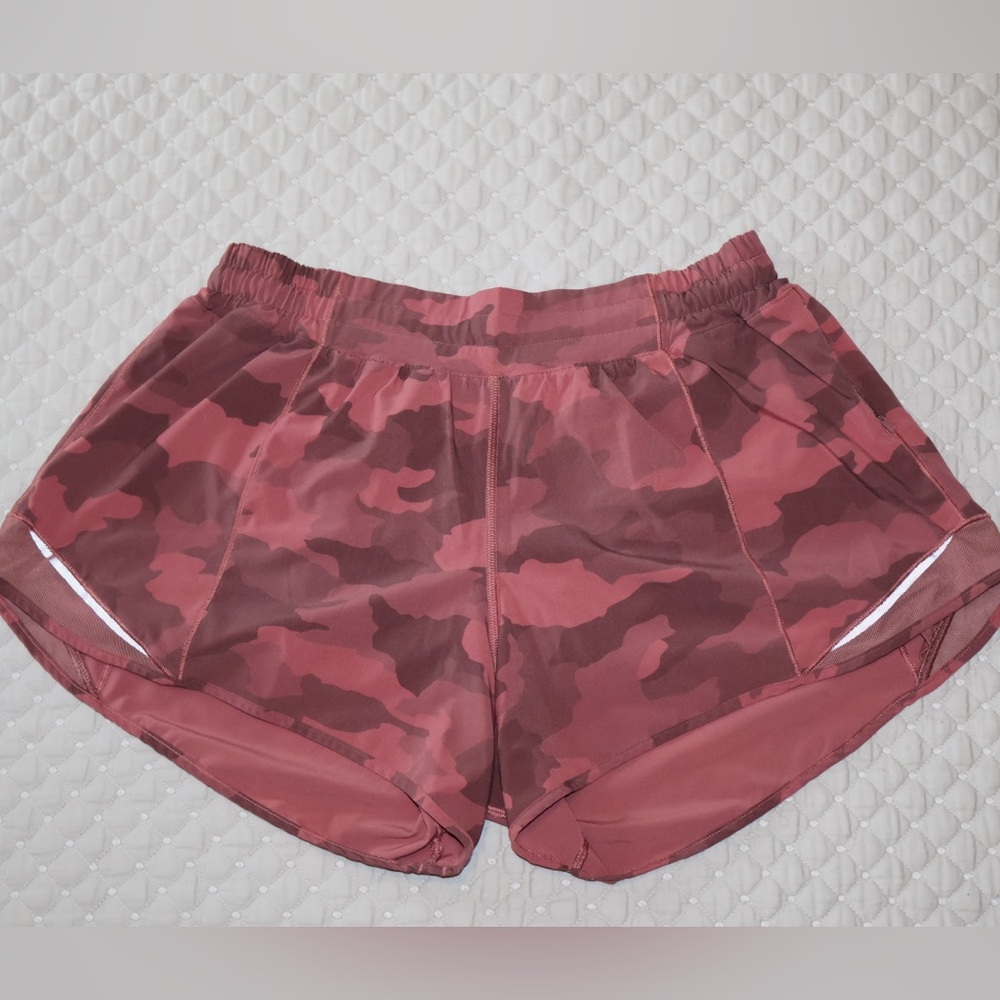 Hotty Hot Low-Rise Lululemon Shorts – Red/Pink Camo Print